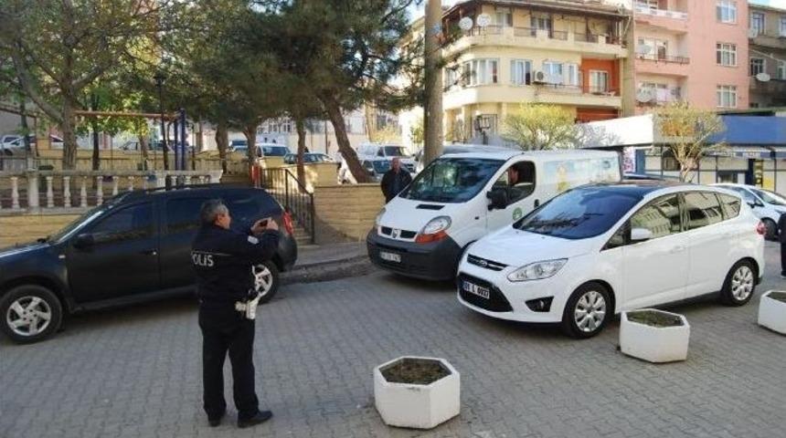 Yol Ortasına Bırakılan Ara&ccedil; Trafiği Karıştırdı