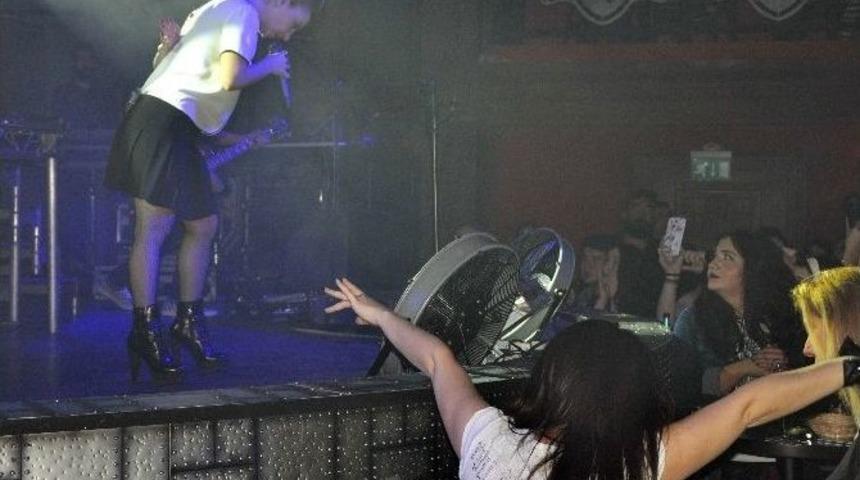 Model Bursa&rsquo;da Hayranlarına Unutulmaz Bir Gece Yaşattı