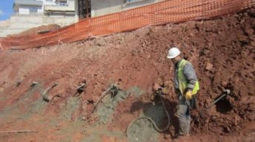 Yıkılan Duvarın Yenisi Yapılıyor