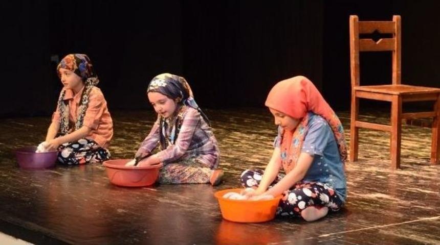 Minik Dramacılar H&uuml;nerlerini Sergiledi