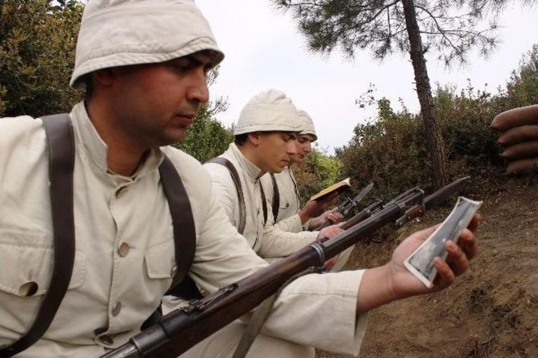 Gelibolu&rsquo;ya Gelenleri 1915 D&ouml;nemi Kıyafetli Askerler Karşıladı