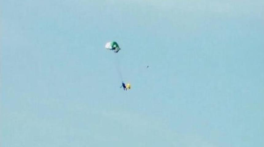 Havada Paraş&uuml;t&uuml; Kapanan Pilot Denize Indi