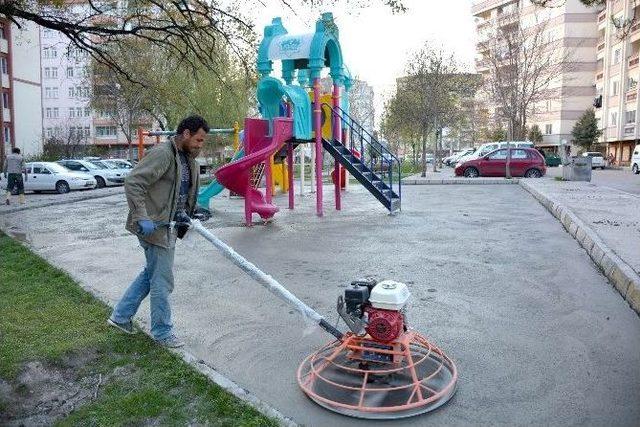 Çocuk Parkları Modernize Ediliyor