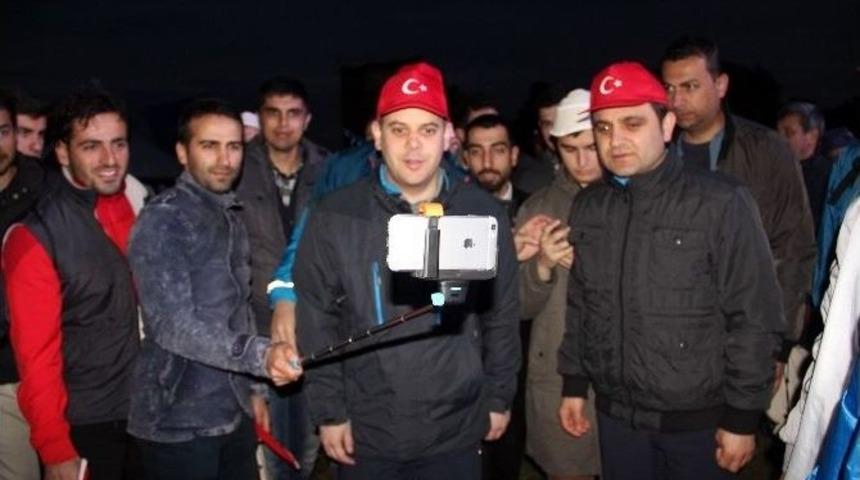 Bakan &Ccedil;ağatay Kılı&ccedil;, Gen&ccedil;lerle &rsquo;selfie&rsquo; &Ccedil;ektirdi