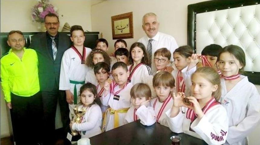 Minik Tekvandocular Teşekk&uuml;r Turuna &Ccedil;ıktı