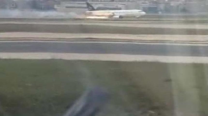 U&ccedil;ağın Iniş Anı Başka Bir U&ccedil;aktaki Pilotların Kamerasında