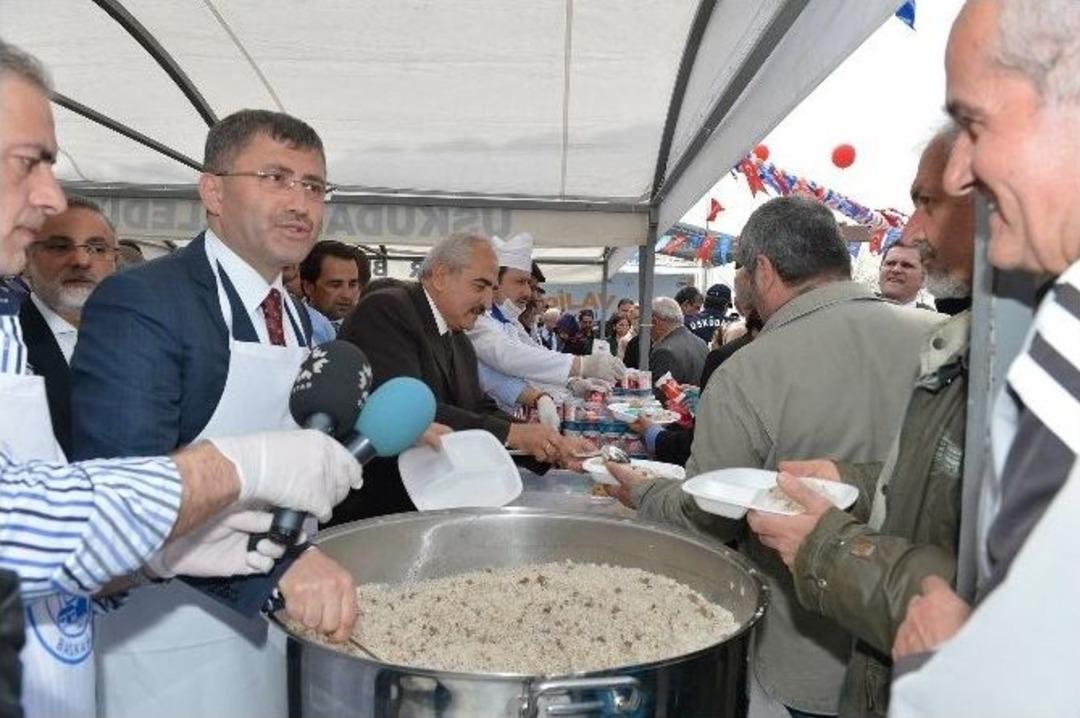 &Uuml;sk&uuml;dar&rsquo;da 5 Ton Pirin&ccedil; Pilavı Dağıtıldı