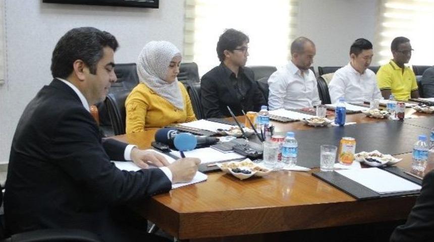 Uluslararası &Ouml;ğrenciler Akademisi&rsquo;nden Vali D&uuml;zg&uuml;n&rsquo;e Ziyaret