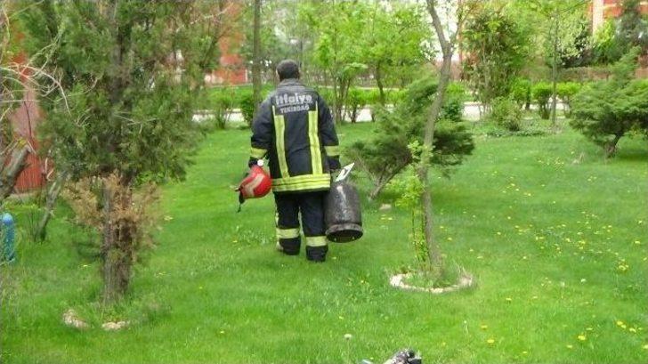 Gaz Kaçağını Çakmakla Kontrol Etti, Evi Havaya Uçurdu: 2 Yaralı G5