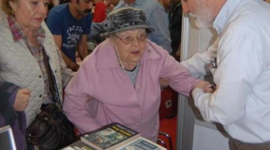 &Uuml;nl&uuml; Yazara Gen&ccedil;lerden Ilgi