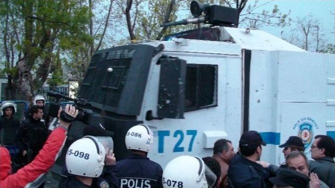 Kadık&ouml;y&rsquo;de Yasadışı Pankart A&ccedil;an Gruba Polis M&uuml;dahale Etti