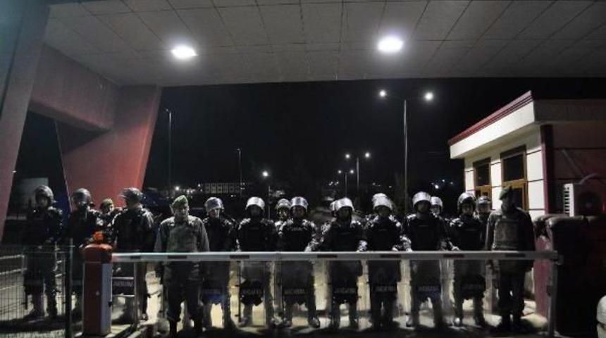 Silivri Cezaevi &Ouml;n&uuml;nde 'tahliye' Bekleyişi