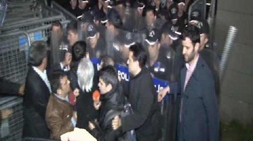 İstanbul Adalet Sarayı &Ouml;n&uuml;nde Arbede