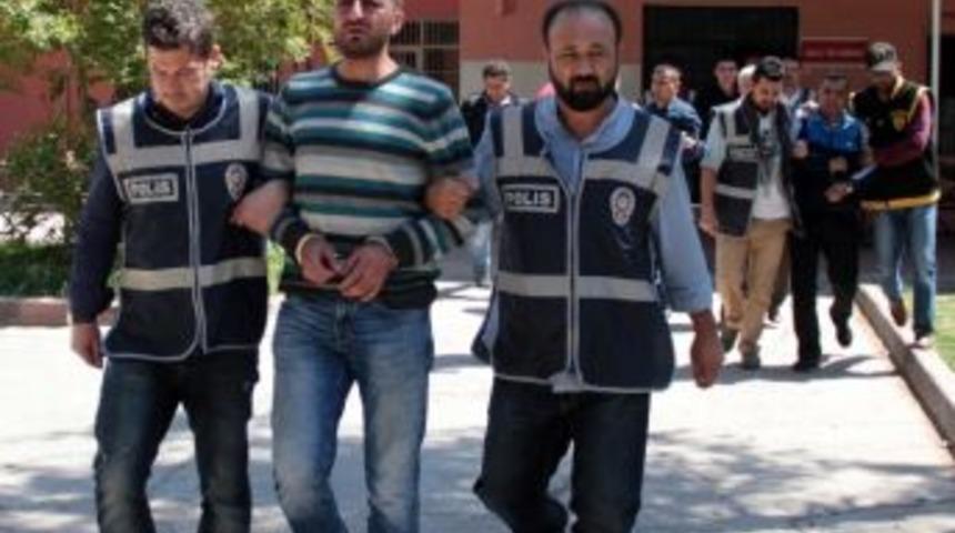 Ara&ccedil;ları Kundakladılar, G&uuml;venlik Kamerasından Yakalandılar