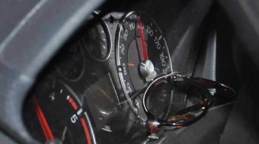 Otomobil Ağaca &Ccedil;arptı, Y&uuml;r&uuml;y&uuml;ş Yoluna D&uuml;şt&uuml;: 5 Yaralı