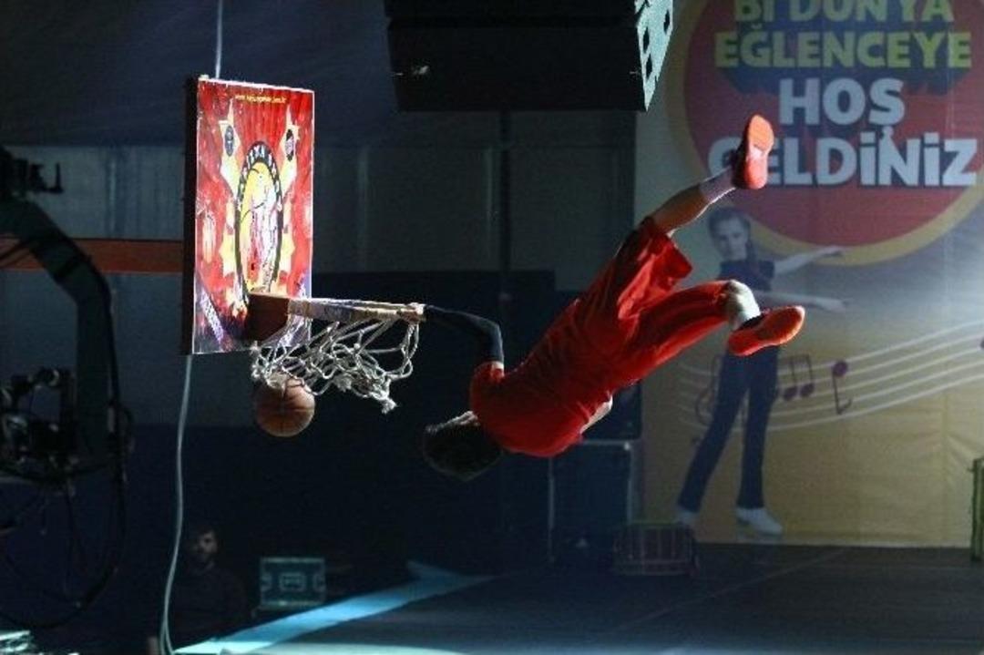 &Ccedil;ocuklar U&ccedil;an Adamları İlgiyle İzledi