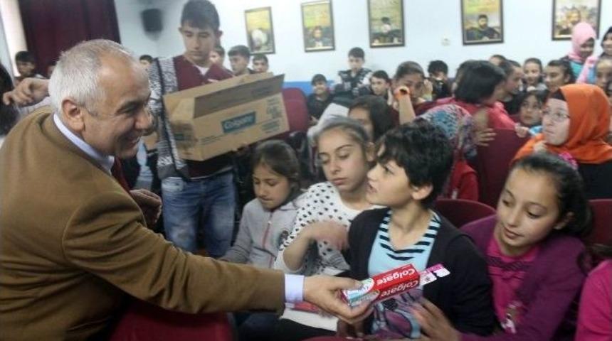 &Ouml;ğrencilere Diş Fır&ccedil;ası Ve Diş Macunu Dağıtıldı