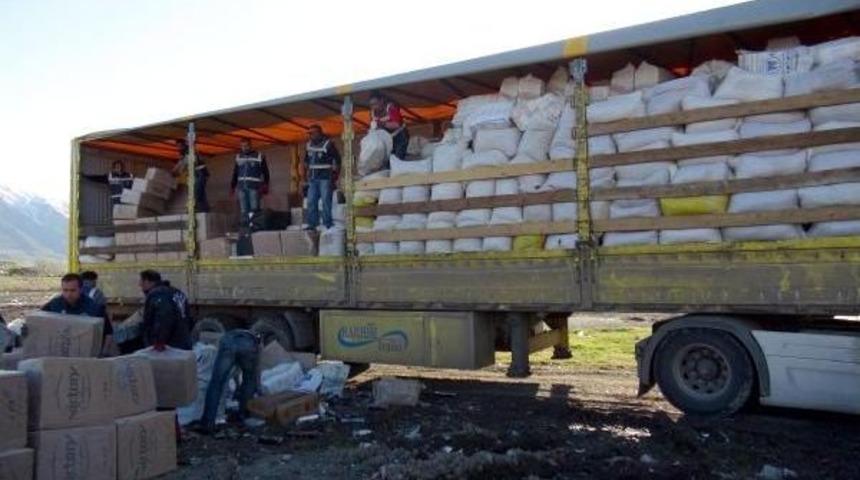 Tır'da, Badem Kabukları Arasına Gizlenmiş 570 Bin Paket Ka&ccedil;ak Sigara