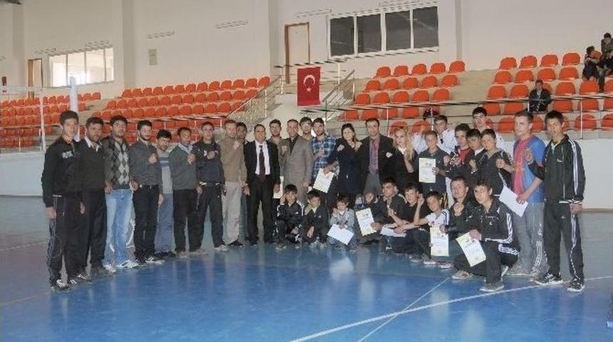 Karma D&ouml;v&uuml;ş Sporuna Katılanlara Sertifika Verildi