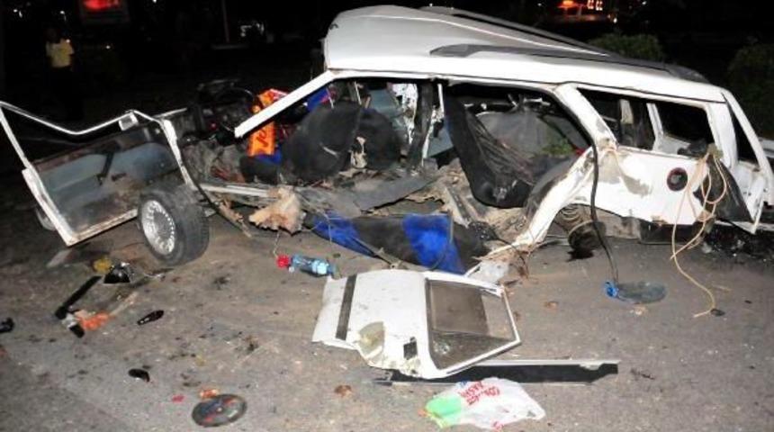 Alanya'da 2 Otomobil &Ccedil;arpıştı: 1 &Ouml;l&uuml;, 2 Yaralı