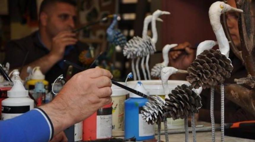 Mahkumlar, Kozalaklardan &Ouml;zg&uuml;rl&uuml;k Simgesi Kuş Fig&uuml;r&uuml; Yaptı