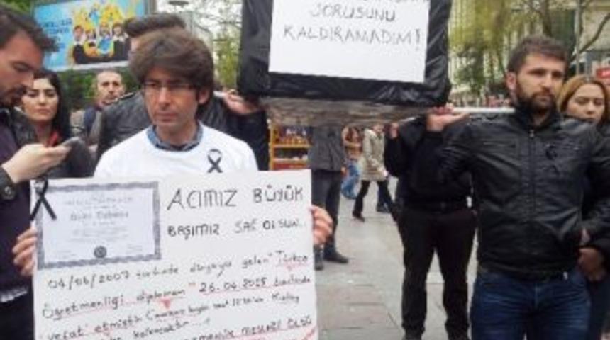 Atanamayan &Ouml;ğretmenlerden Tabutlu Eylem