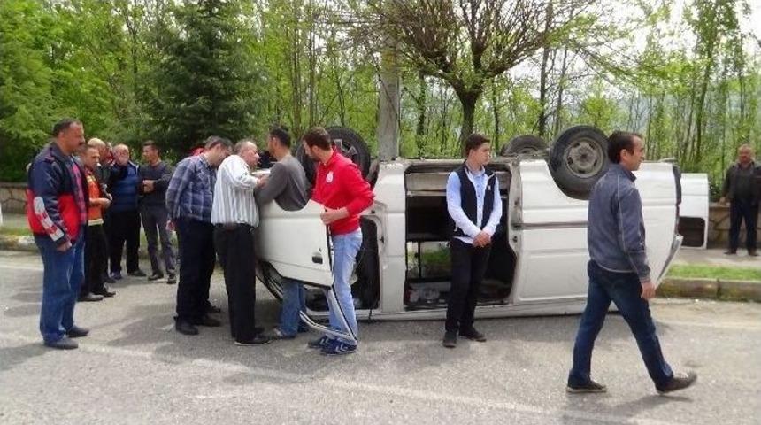 Pikniğe Giden Ailenin Minib&uuml;s&uuml; Takla Attı: 6 Yaralı