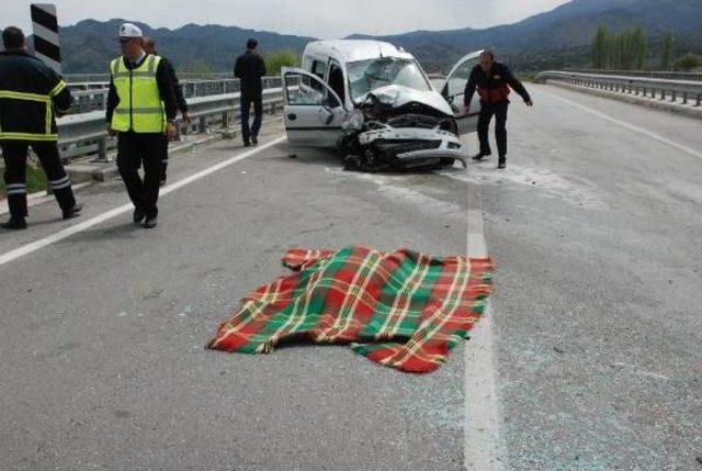 Cenaze Törenine Giderken Kaza: 1 Ölü, 3 Yaralı