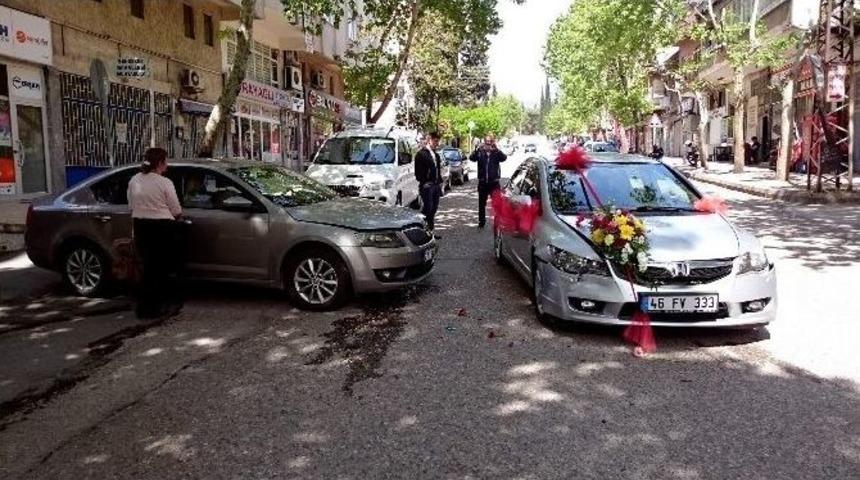 Gelin Arabasıyla Otomobil &Ccedil;arpıştı