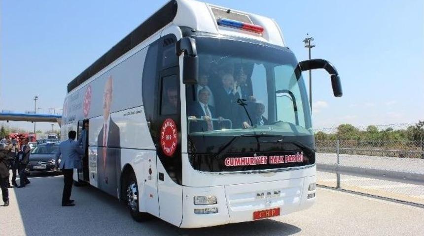 Chp Lideri Kılı&ccedil;daroğlu&rsquo;nu Partililer Kentin Girişinde &Ccedil;i&ccedil;eklerle Karşıladı