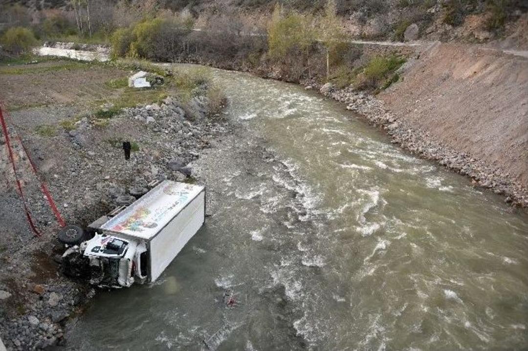 G&uuml;m&uuml;şhane&rsquo;de Kamyon Harşit &Ccedil;ayına U&ccedil;tu: 1 Yaralı