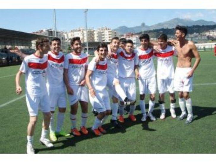 Merkez Yeniköyspor Şampiyonluğu Kovalıyor