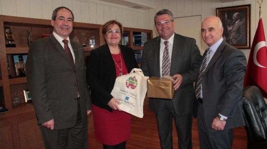 Komşudan Sıcak Ziyaret