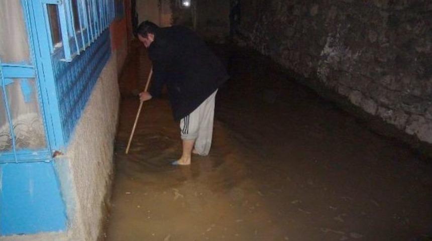 Yozgat&rsquo;ta Yağmur Yağmadan Evler, Cadde Ve Sokaklar Su Altında Kaldı