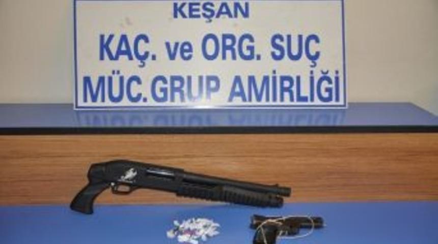 Durdurulan Ara&ccedil;ta Uyuşturucu Ve Silah Yakalandı