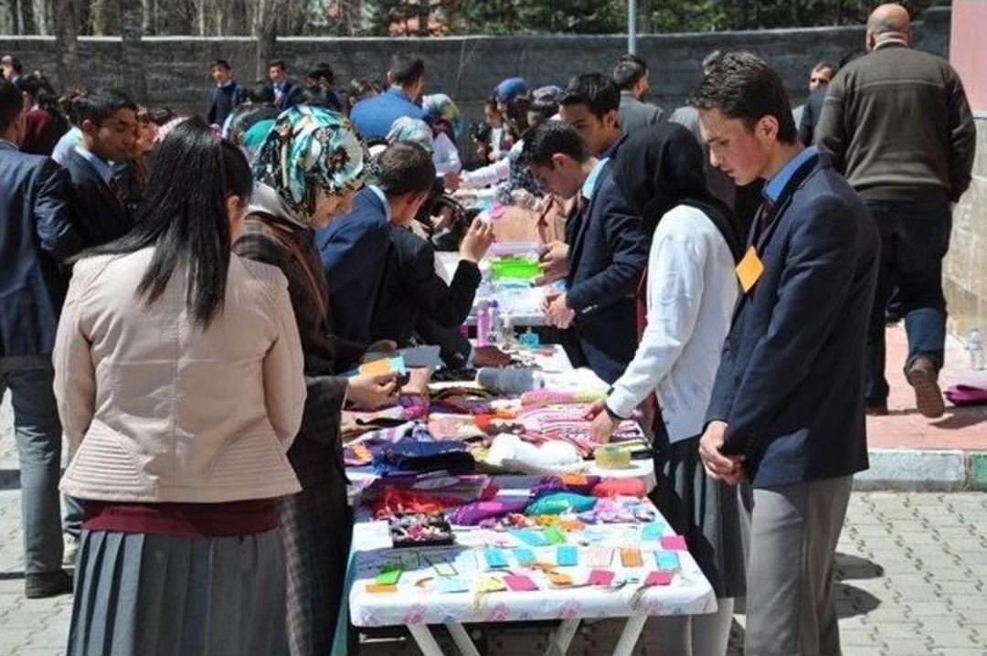 Kardeş Okul Yararına Kermes