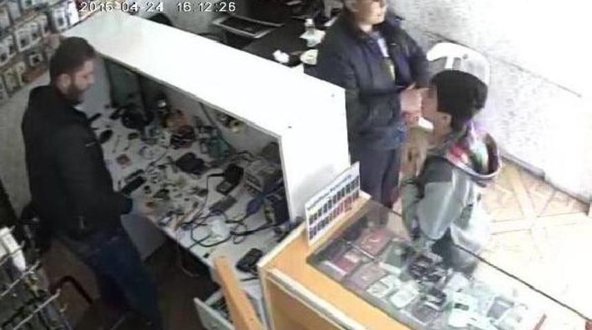 Sadaka Kutusu Hırsızları G&uuml;venlik Kamerasında