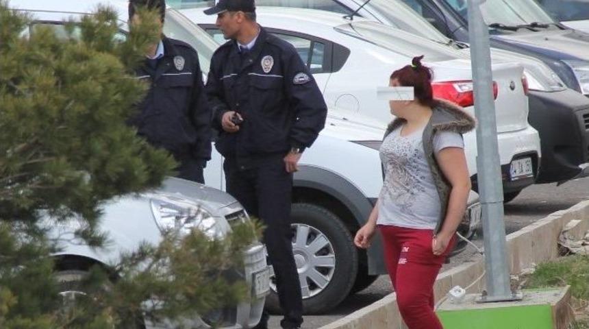Erzurum&rsquo;da Ağzına Jilet Alan Kız &Ccedil;ocuğu Polise Zor Anlar Yaşattı