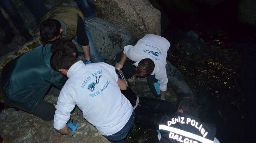 Oğlunun Ter Kokulu Atletiyle G&ouml;m&uuml;lmeyi Vasiyet Etti