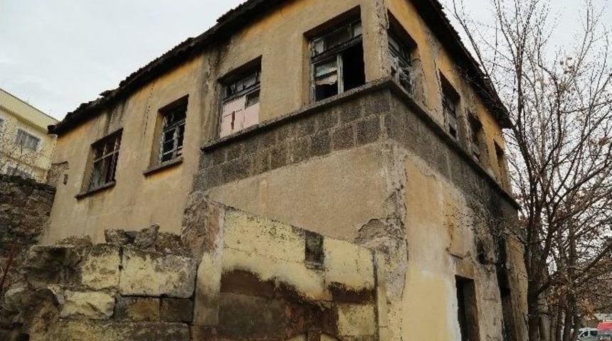 Sırçalı Kümbet İle Gavremoğlu Evi Melikgazi Belediyesine Emanet