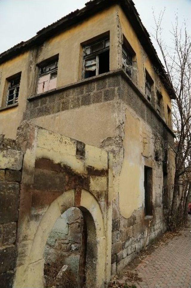 Sırçalı Kümbet İle Gavremoğlu Evi Melikgazi Belediyesine Emanet