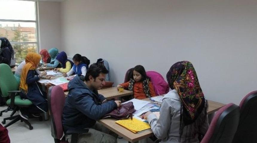 Gen&ccedil;lik Merkezinde Kaligrafi Kursları Devam Ediyor