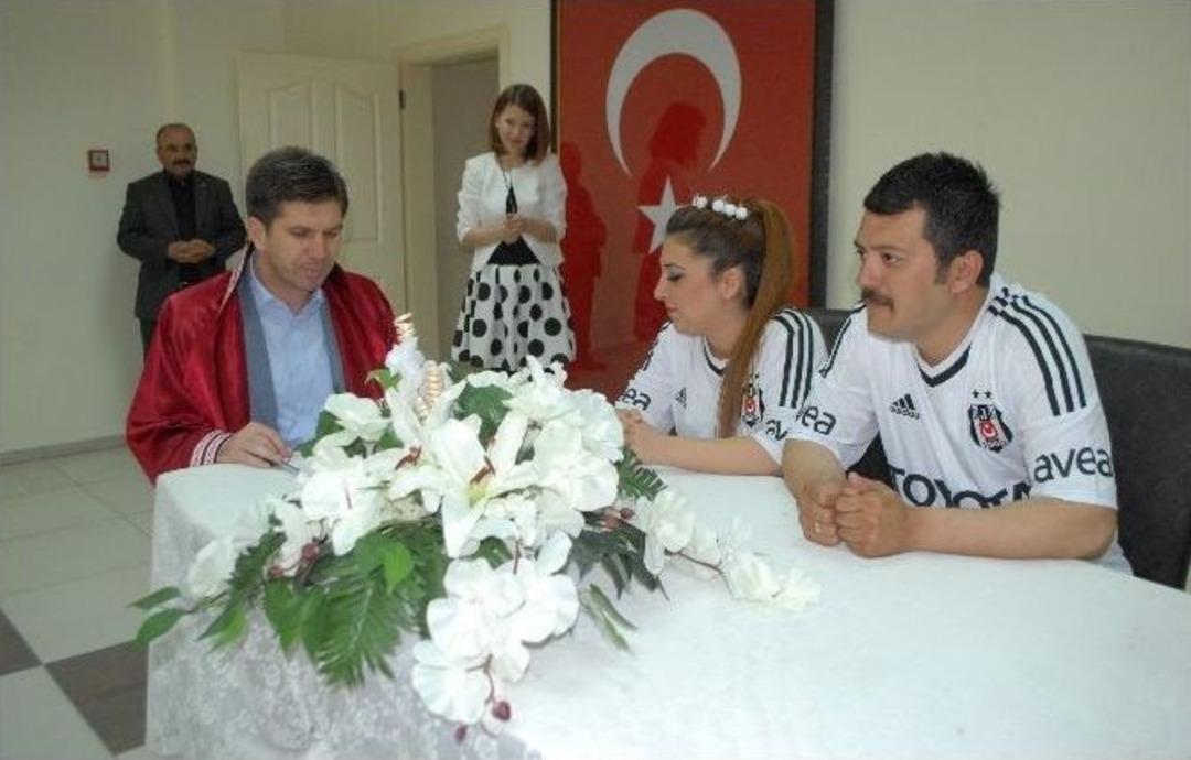 Beşiktaşlı Başkan, Beşiktaşlı &Ccedil;iftin Nikahını Kıydı