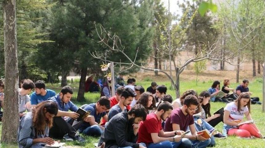 Karabük Üniversiteliler Okuyor