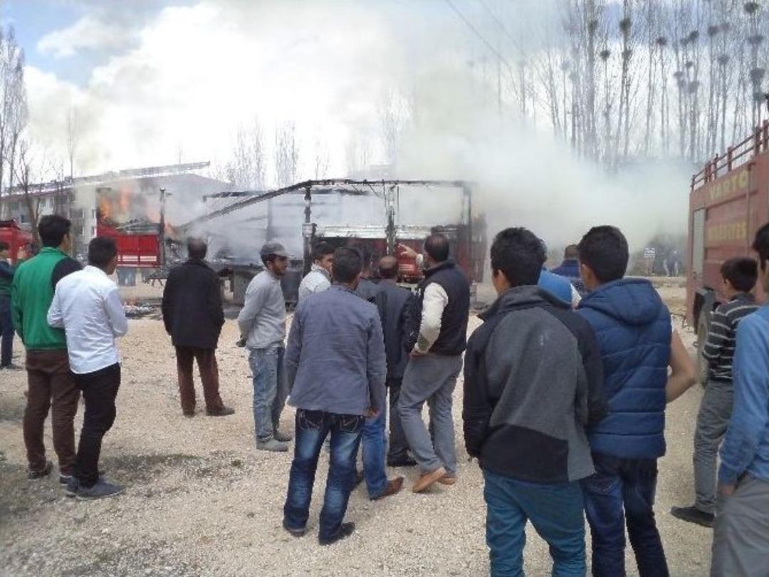 Alev Alan Tır İşyeriyle Birlikte Yandı