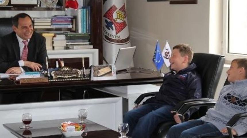 &Ouml;ğrencilerden Başkan Olan&rsquo;a Teşekk&uuml;r Ziyareti