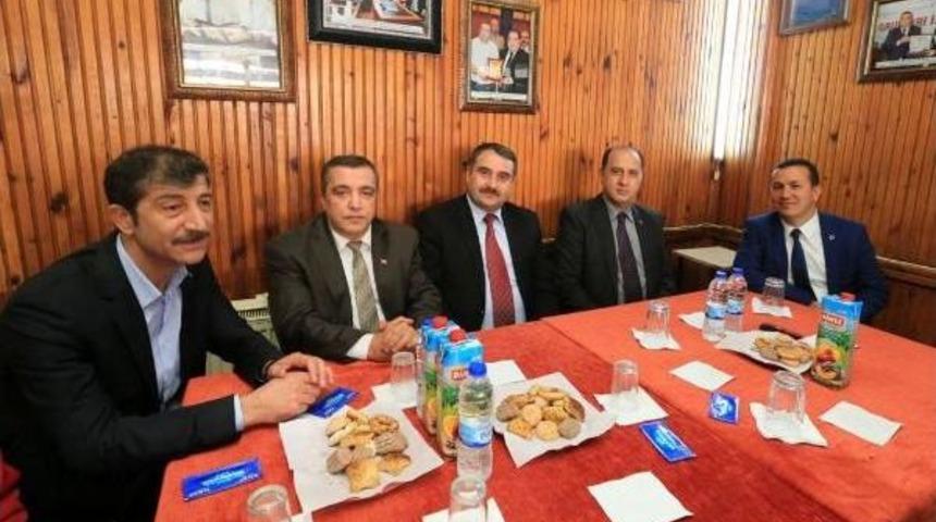 Vali &Ccedil;omaktekin'den I&ccedil;inde Kitaplık Bulunan Kıraathaneye Ziyaret