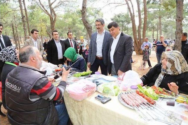 Fadıloğlu Ve Milletvekili Adaylarından Piknik Yapan Vatandaşlara Ziyaret