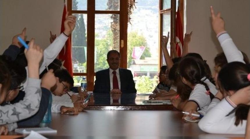 Ders İ&ccedil;in Valiliği Ziyaret Ettiler