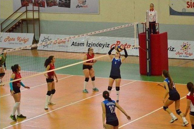 Foça Belediyespor’lu Voleybolcular 4’te 4 Yaptı